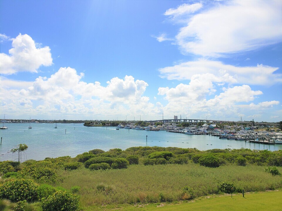 31 Harbour Isle Dr W in Fort Pierce, FL - Building Photo