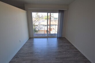 13800 Sherman Way, Unit 208 in Los Angeles, CA - Foto de edificio - Building Photo