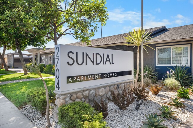 Sundial Apartments in Anaheim, CA - Foto de edificio - Building Photo