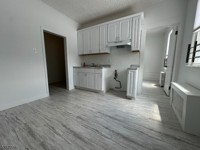 526 Valley Brook Ave in Lyndhurst, NJ - Building Photo - Building Photo