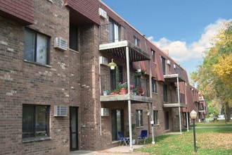 Sunrise Court Apartments in Cambridge, MN - Foto de edificio - Building Photo