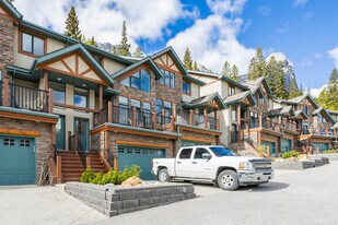 1021 Wilson Way in Canmore, AB - Building Photo
