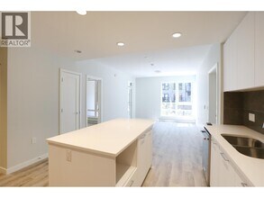 615 Cottonwood Ave in Coquitlam, BC - Building Photo - Building Photo