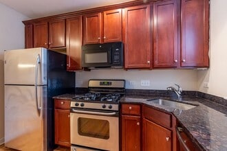 3242 N Clifton Ave, Unit J09W in Chicago, IL - Building Photo - Building Photo