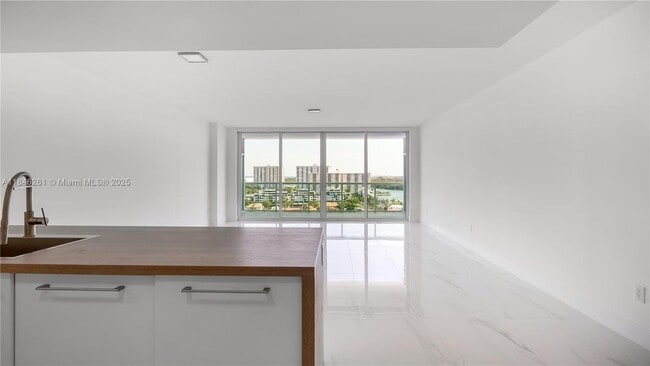 400 Sunny Isles Blvd in Sunny Isles Beach, FL - Building Photo - Building Photo