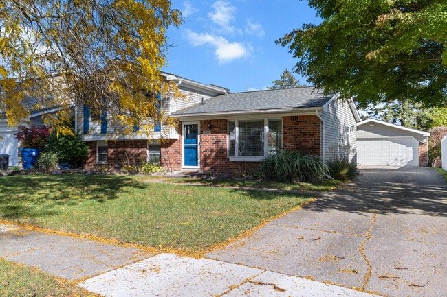 230 Selkirk St in Canton Township, MI - Foto de edificio - Building Photo