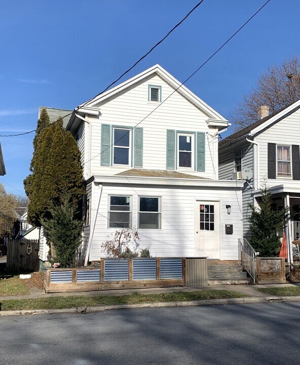 731 E Washington St in Chambersburg, PA - Foto de edificio