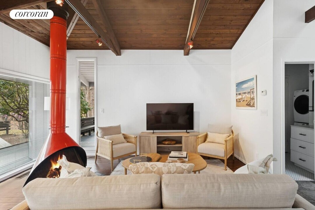45 Hillside Dr E in Sag Harbor, NY - Building Photo