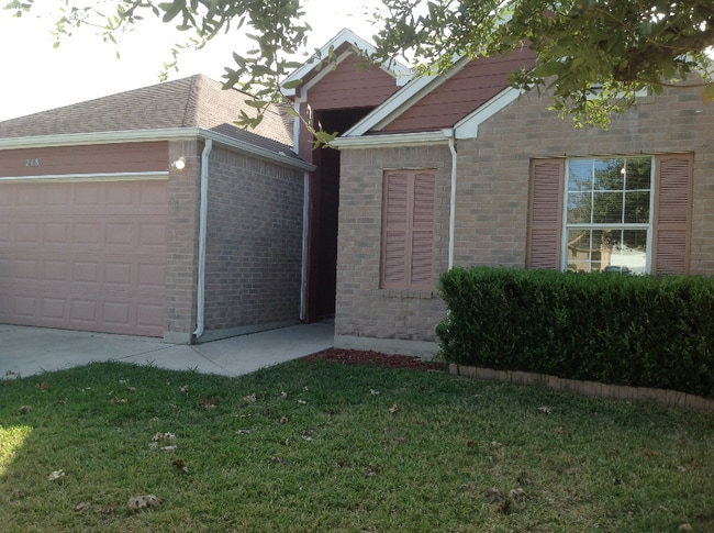 218 Sunshadow Dr in Lockhart, TX - Foto de edificio - Building Photo