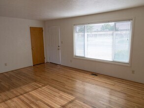 1930 NW Kings Blvd in Corvallis, OR - Building Photo - Building Photo