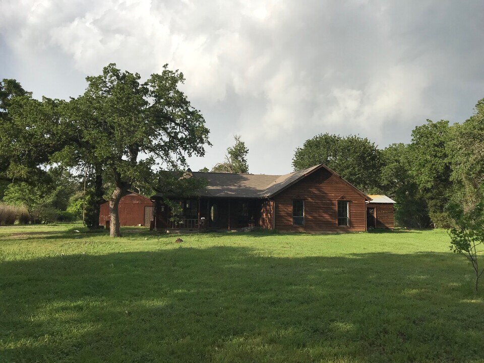 19402 Hogeye Rd in Manor, TX - Building Photo