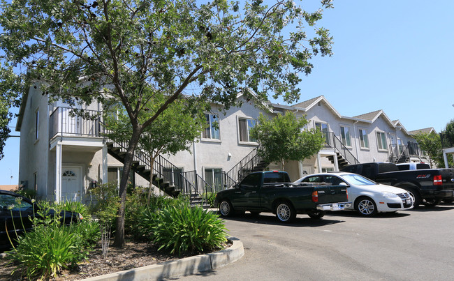 Monterey Park Apartments in Yuba City, CA - Foto de edificio - Building Photo