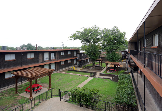 Marisol Villas Apartments in Garland, TX - Foto de edificio - Building Photo