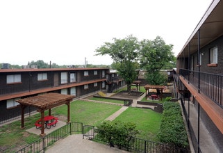 Marisol Villas Apartments in Garland, TX - Foto de edificio - Building Photo