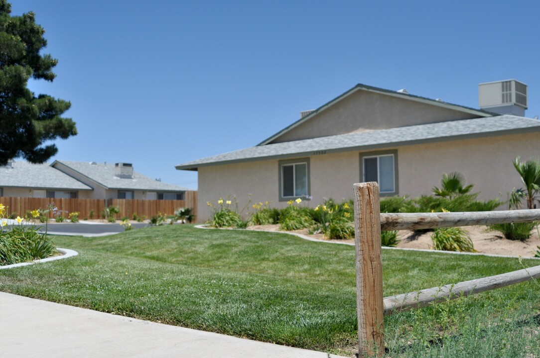 Desert Islands Apartments in Hesperia, CA - Building Photo