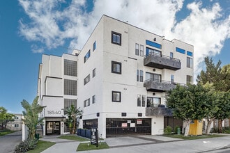 Citronia Luxe Towers Apartments in Northridge, CA - Building Photo - Building Photo