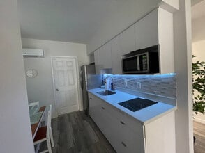 1117 Douglas Rd in Miami, FL - Building Photo - Building Photo