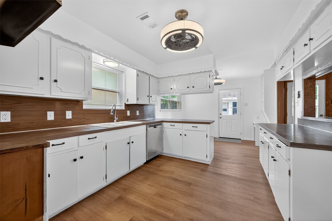 8210 Edgemoor Dr in Houston, TX - Building Photo