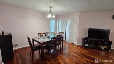 9 Sandpiper Dr in Sayreville, NJ - Foto de edificio - Building Photo