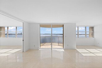 1420 Brickell Bay Dr, Unit 1001a in Miami, FL - Building Photo - Building Photo