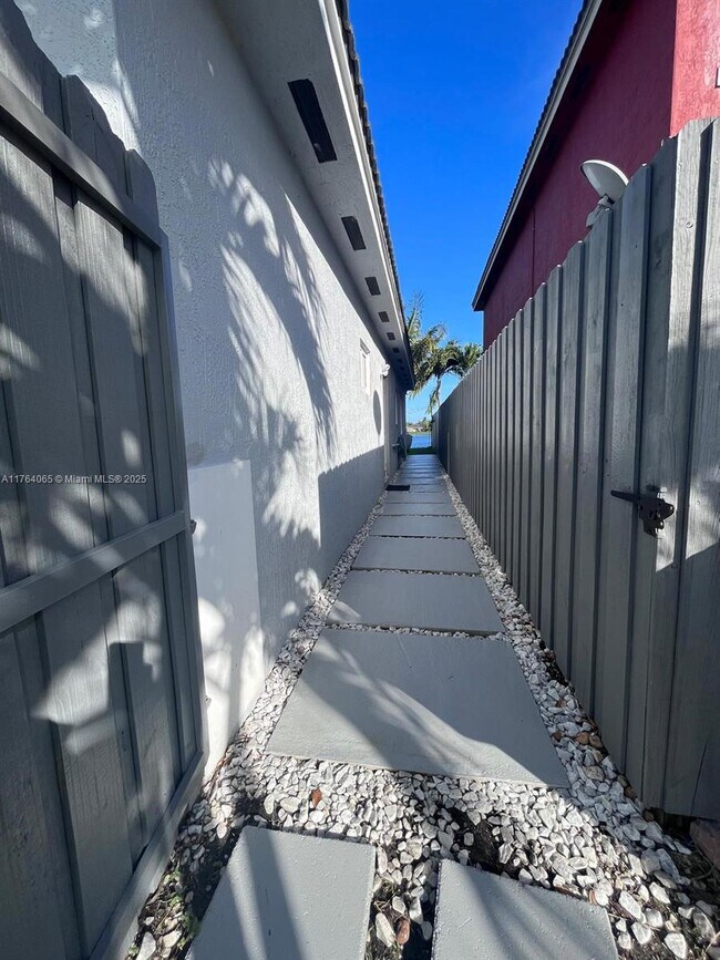 22937 SW 109th Ave in Miami, FL - Building Photo - Building Photo
