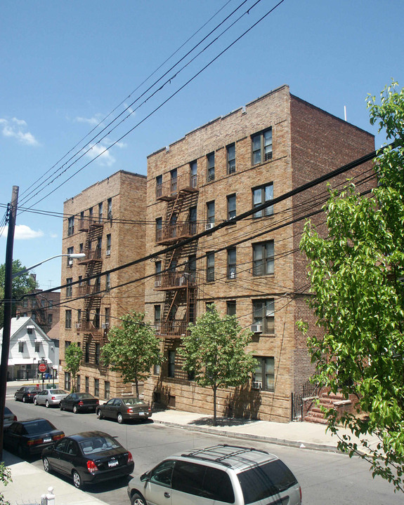 631 E 220th St in Bronx, NY - Building Photo