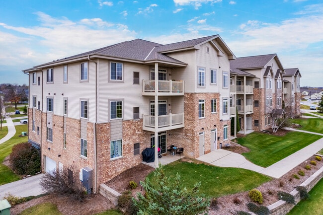 W197N16925 Stonewall Dr in Jackson, WI - Foto de edificio - Building Photo