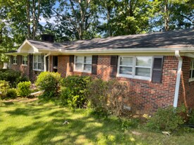 2040 Alpine Dr in Florence, AL - Building Photo