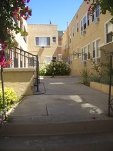 Melrose Studio Apartments in Los Angeles, CA - Building Photo - Building Photo