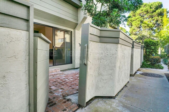 3211 Caminito Eastbluff in San Diego, CA - Building Photo - Building Photo