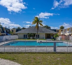 Pelican Pointe in Boynton Beach, FL - Building Photo - Building Photo