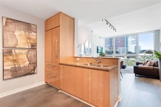 50 S Pointe Dr, Unit 609 in Miami Beach, FL - Foto de edificio - Building Photo
