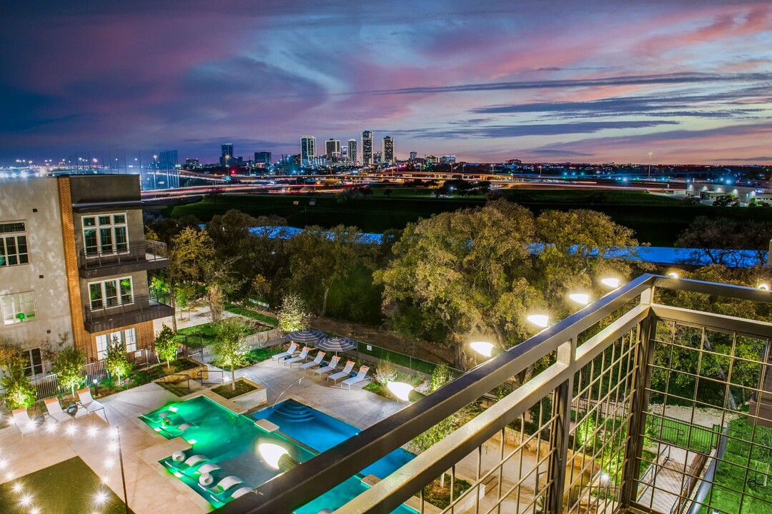 Luxia River East in Fort Worth, TX - Foto de edificio