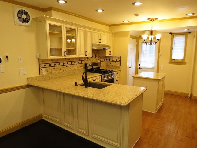 33 Wisteria Ave in Mineola, NY - Building Photo - Building Photo
