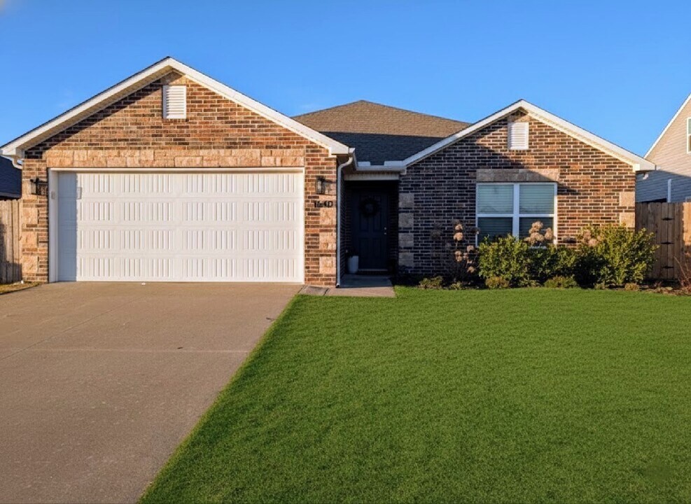 1640 Forest Dr in Centerton, AR - Foto de edificio