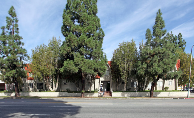 17071 Chatsworth St in Granada Hills, CA - Foto de edificio - Building Photo