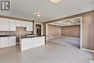 218 Ponderosa St in Ottawa, ON - Building Photo - Building Photo