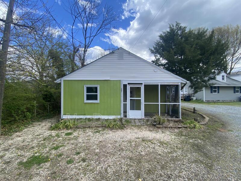 207 N Irving Ave in Colonial Beach, VA - Building Photo