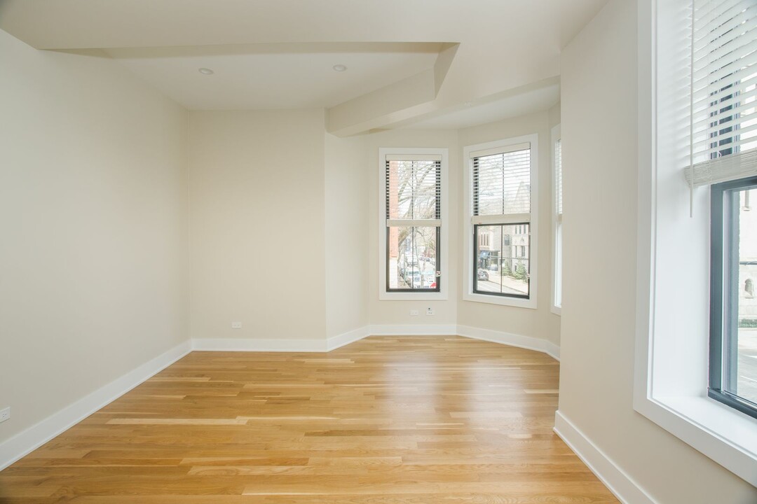 2258 N Southport Ave, Unit 2 in Chicago, IL - Building Photo