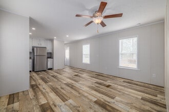 Pine Hill MHP in Tifton, GA - Building Photo - Interior Photo