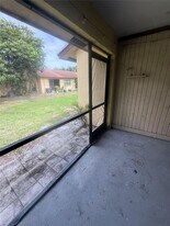 472 Glenwood Dr, Unit 472 in West Palm Beach, FL - Building Photo