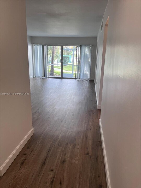 1505 Crescent Cir, Unit B21 in West Palm Beach, FL - Building Photo