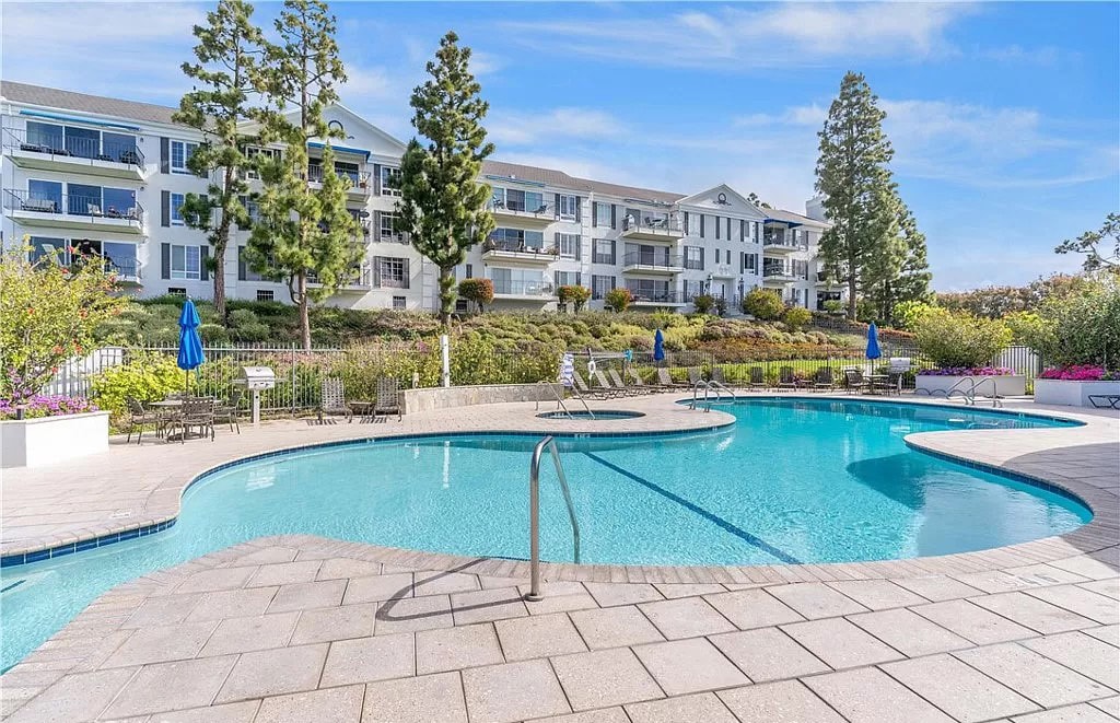 300 Cagney Ln, Unit 212 in Newport Beach, CA - Foto de edificio