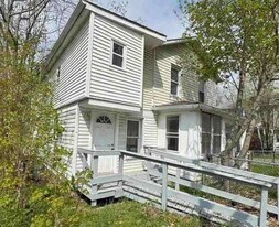 327 4th Ave in Sharon, PA - Building Photo