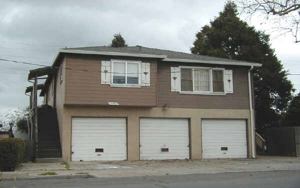 1385 Columbia St in Pittsburg, CA - Foto de edificio - Building Photo