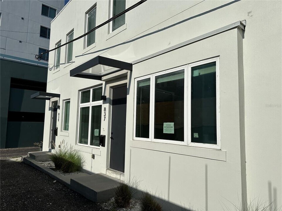 837 Calla Terrace N in St. Petersburg, FL - Building Photo