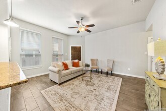 7106 Faith Wy in San Antonio, TX - Foto de edificio - Building Photo