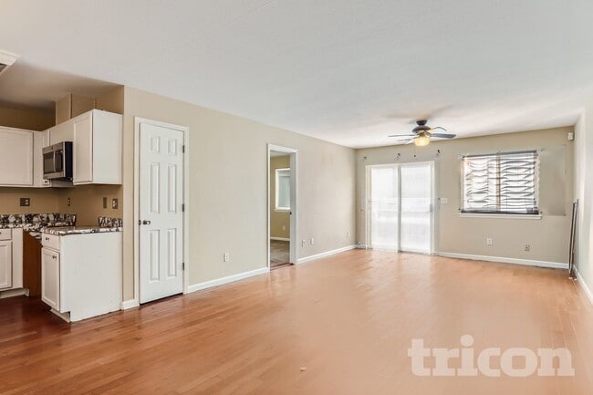 240 S Irving St in Denver, CO - Foto de edificio - Building Photo