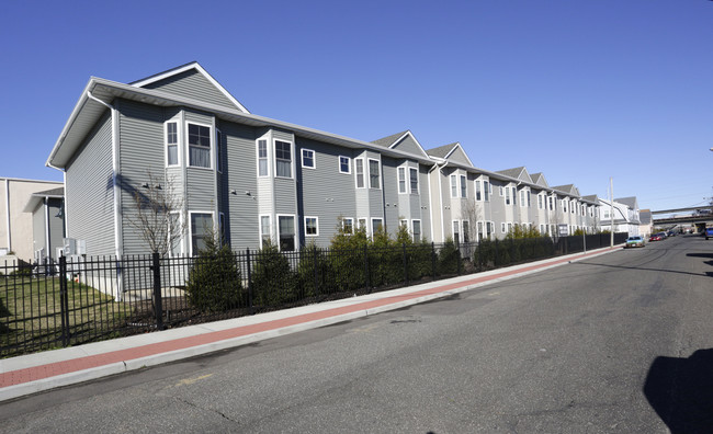 Lindenhurst Villas in Lindenhurst, NY - Foto de edificio - Primary Photo