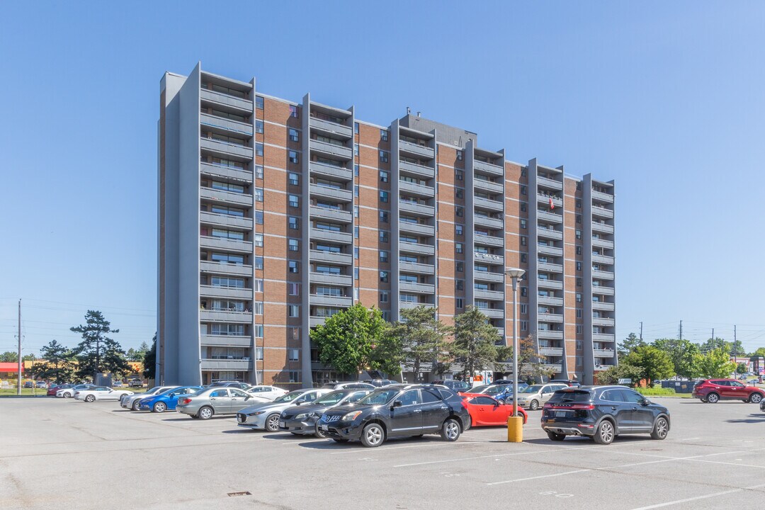 Park Towers in Oshawa, ON - Building Photo